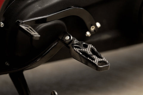 Crook Series Fahrerfußrasten für Harley Davidson M8 Softail Modelle