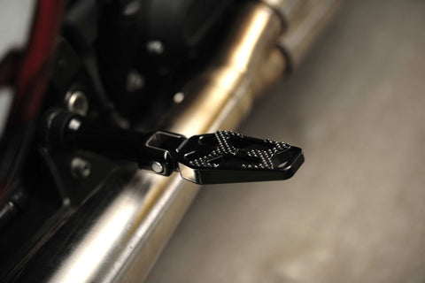 Crook Series Sozius-Fußrasten für Harley Davidson M8 Softail Modelle