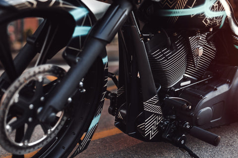 HD Pro Kühlerabdeckung zum Anschrauben für Harley Davidson Modelle 2009-2013 mit regulärem/abgeschrägtem Rahmen
