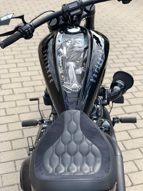 Sitzbank „Sinner“ für Harley Davidson Softail M8 Modelle