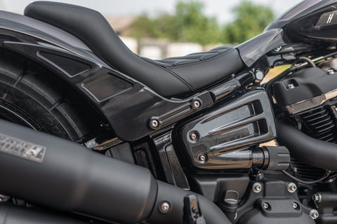 2018-2024 M8 Softail Seitenabdeckungen "Avenger" für Stoßdämpfer mit Vorspannverstellknopf